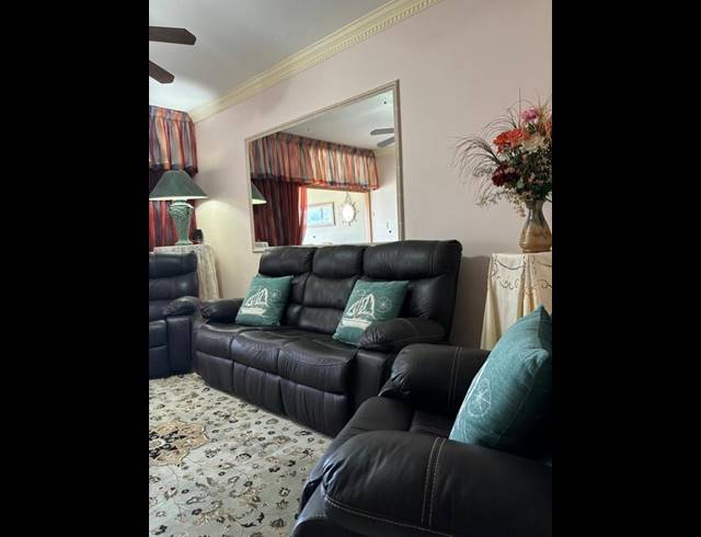 3 BEDROOM APARTMENT FOR SALE IN UVONGO BEACH